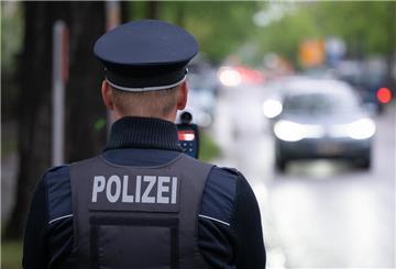 ARCHIV - 10.04.2024, Sachsen, Dresden: Mit einem Lasermessgerät wird vor einer Grundschule die Geschwindigkeit vorbeifahrender Fahrzeuge gemessen. Die Geschwindigkeitskontrolle findet im Rahmen der Aktion «Blitz für Kids» statt, um Fahrzeugführer für ein verkehrsgerechtes Verhalten vor Grundschulen zu sensibilisieren. (zu dpa: «Tempo 123 statt 50 - Polizei blitzt Raser») Foto: Sebastian Kahnert/dpa +++ dpa-Bildfunk +++