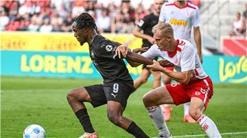 Rassige Zweikämpfe in Regensburg: Fürths Noel Futkeu (l) gegen Jahn-Verteidiger Louis Breunig.