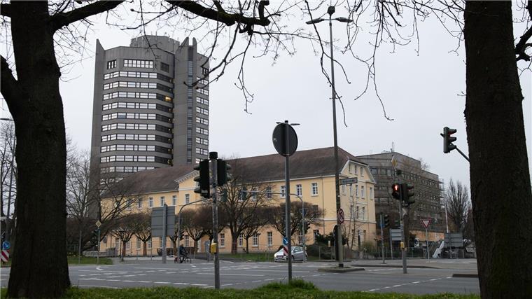 Demonstranten dringen in Rathaus ein: Stadt prüft Anzeige Rathaus Göttingen.