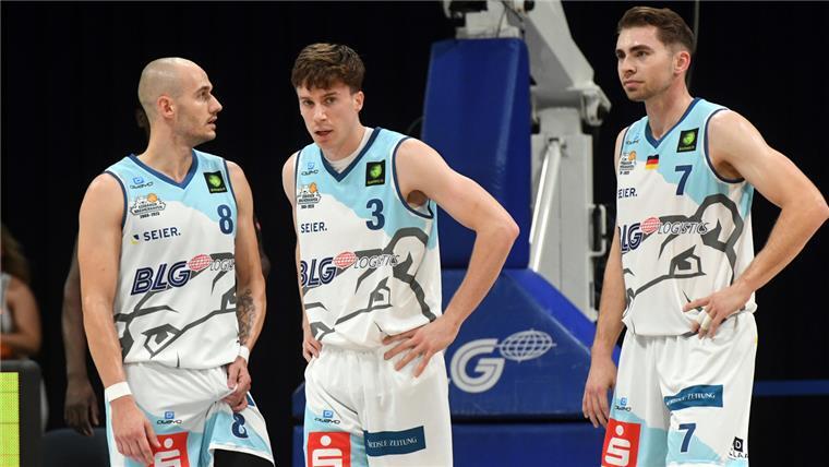Ratlosigkeit herrschte bei den Eisbären-Profis (von links) Simon Krajcovic, Matt Frierson und Adrian Breitlauch.