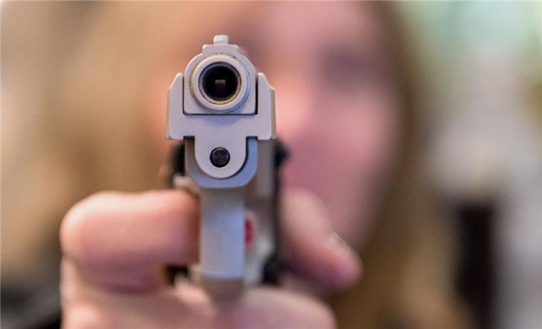 Cuxhaven: Räuberin überfällt Schuhgeschäft mit Schusswaffe Raub in Cuxhaven: Die Polizei konnte nicht sagen, ob es eine scharfe Waffe oder eine Spielzeugpistole war.