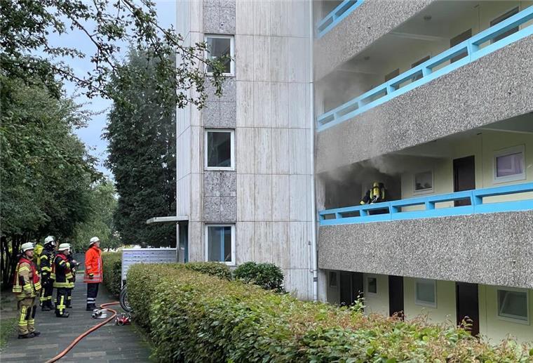 Feuer in Stotel: Wohnung nicht mehr bewohnbar Rauch drang aus der brennenden Wohnung.