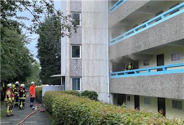Rauch drang aus der brennenden Wohnung.