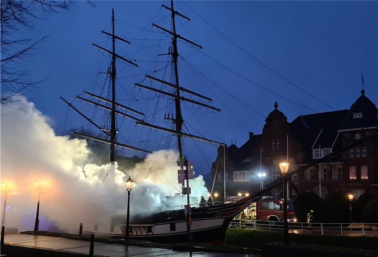 Brand auf Museumsschiff „Friederike von Papenburg“ im Emsland Die "Friederike von Papenburg" im Emsland steht in Flammen.