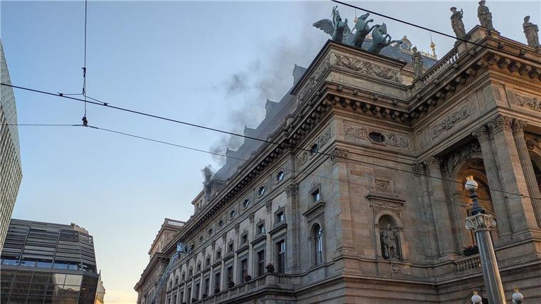Brand im Nationaltheater in Prag Rauch steigt während eines Brands im Gebäude des Nationaltheaters in Prag auf.