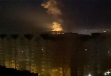 Rauch und Flamme in der Nähe des Flusses Dnjepr in Kiew. Die russischen Truppen haben ihren erwarteten Angriff auf die Ukraine gestartet. 