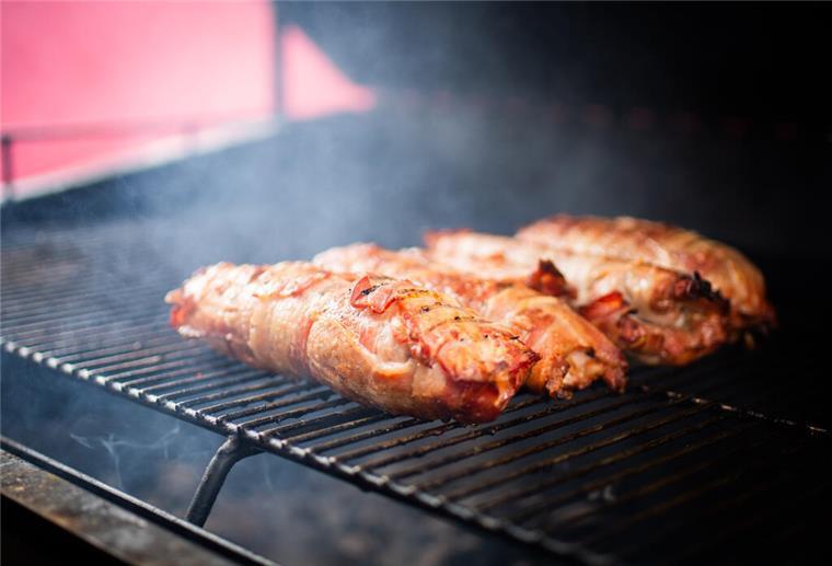 Gefährlicher Grillabend: Neun Personen verletzt Rauch zieht in Wohnung: Grill auf Balkon wird neun Menschen zum Verhängnis