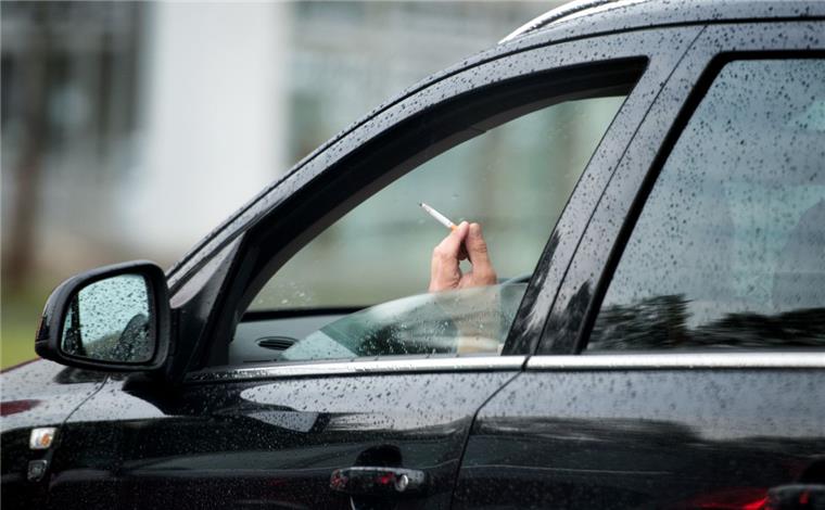 Kinderschutz: NRW will bundesweit das Rauchen im Auto verbieten Rauchen im Auto? Unter bestimmten Bedingungen soll die Zigarette am Steuer verboten werden.