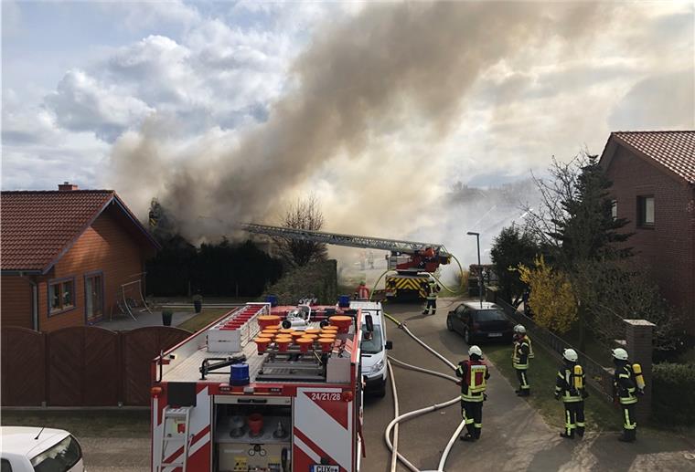 Hymendorf: Drei Verletzte bei Feuer in Einfamilienhaus Rauchschwaden stiegen über dem Haus empor, die Feuerwehr löschte den Brand unter anderem per Drehleiter.
