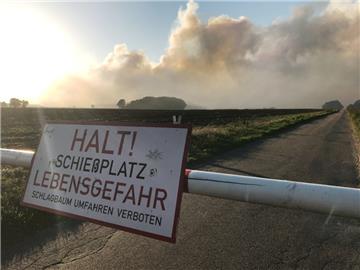 Rauchwolken steigen beim Moorbrand auf dem Gelände der Wehrtechnischen Dienststelle 91 (WTD 91) in Meppen auf

