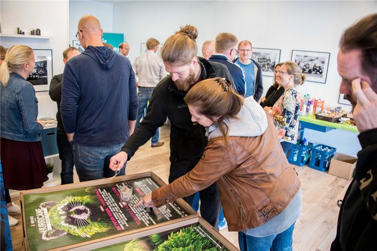 Neuer Pop-up-Store: Hurricane-Festival schon jetzt in Scheeßel Raum für Fragen und Gespräche rund ums Hurricane-Festival bietet der „Pop-up-Store“ in der Großen Straße. Wer mag, kann sich zudem Bilder von früheren Veranstaltungen ansehen. Und Karten gibt‘s auch.