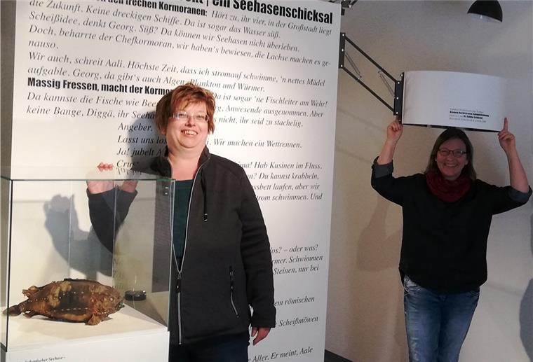Rätselhafte Funde mit tollen Geschichten „Raum für Vermutungen“ heißt die derzeitige Sonderausstellung in Brake. Sabine Röben-Nonnast (links) und Dr. Christine Keitsch empfehlen Schauen, Lesen und Hören.