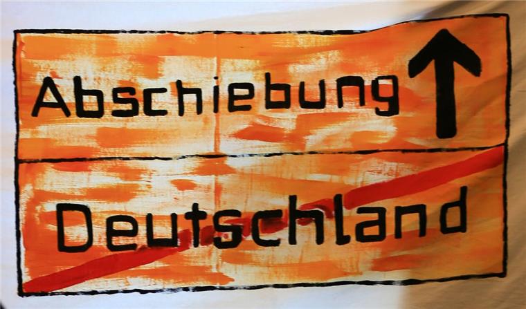 Raus aus Deutschland - zurück in die Heimat: Abschiebungen gehören zum Alttag der Flüchtlingspolitik, oft aber ohne Erfolg.