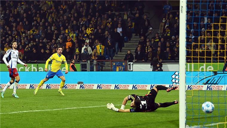 1:3 in Braunschweig: HSV in der Krise Rayan Philippe trifft zum 3:0 für Braunschweig.