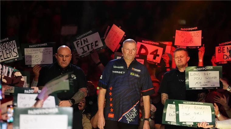 Ex-Weltmeister van Barneveld raus - Littler souverän Raymond van Barneveld bei der WM in London.