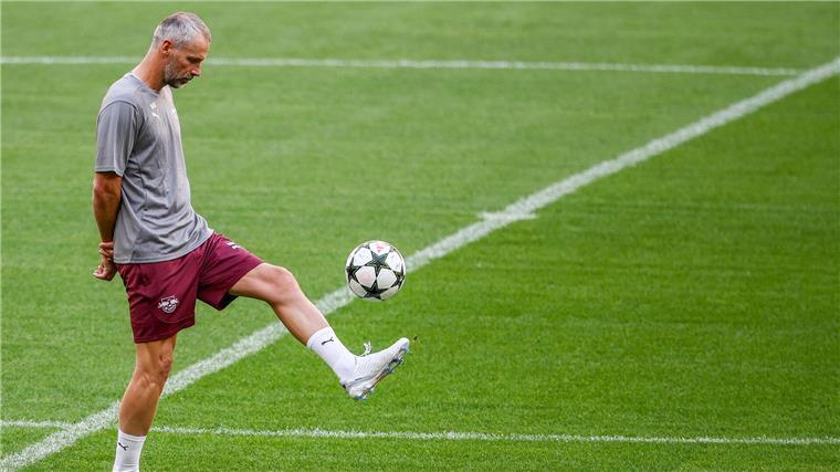 RB-Coach Marco Rose leitete das Training in Madrid.