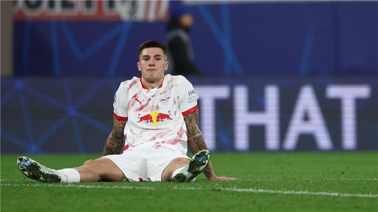 RB-Doppeltorschütze Benjamin Sesko sitzt nach dem 2:3 enttäuscht auf dem Rasen.