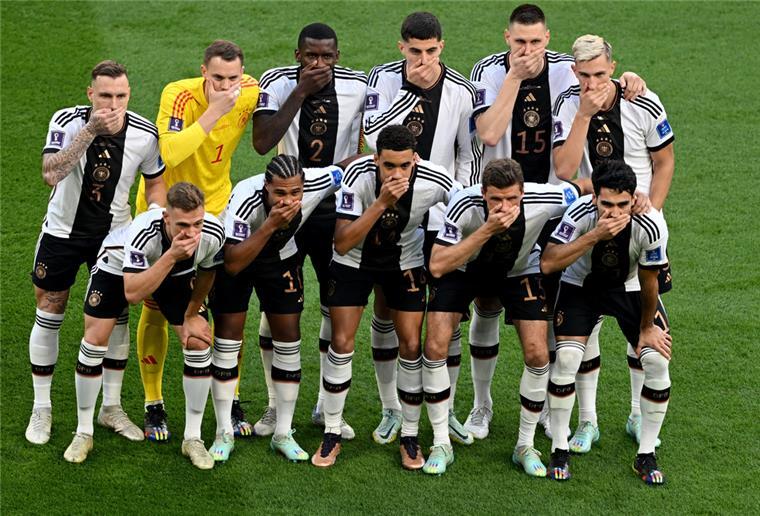 Katar: Hohn und Spott für deutsches WM-Aus Die deutsche Mannschaft beim Teamfoto