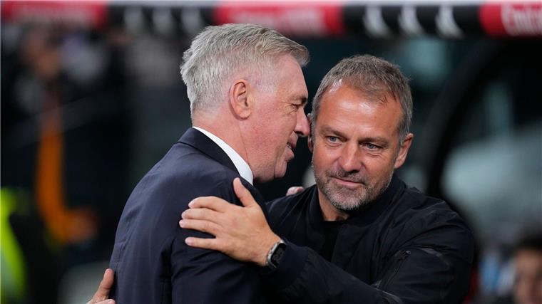 Lewandowski beschert Flick einen furiosen Sieg im Clásico Real-Coach Carlo Ancelotti (l) begrüßt Hansi Flick im Bernabéu. Der Gäste-Trainer freut sich am Ende über einen spektakulären Sieg.