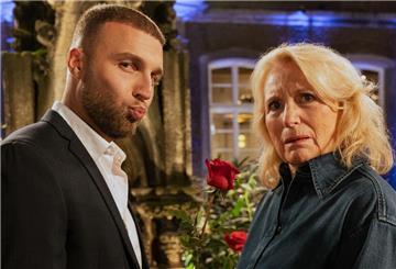 Realitystar Filip Pavlović und Satirikerin Maren Kroymann haben zusammen gedreht.