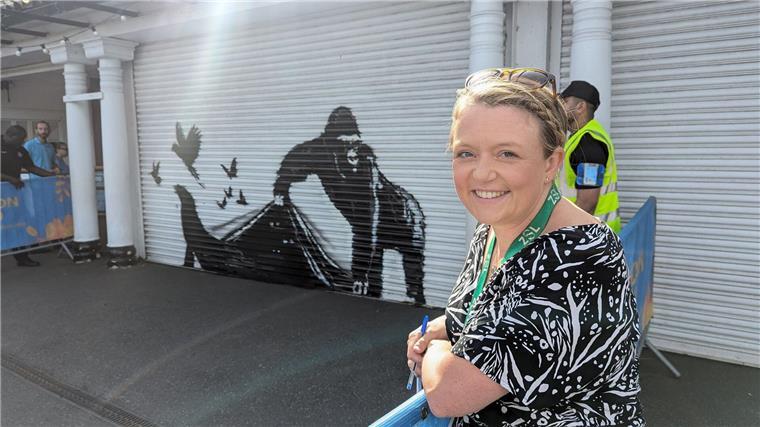 Rebecca Blanchard vom Londoner Zoo zeigt sich begeistert von Banksys neuestem Werk. 