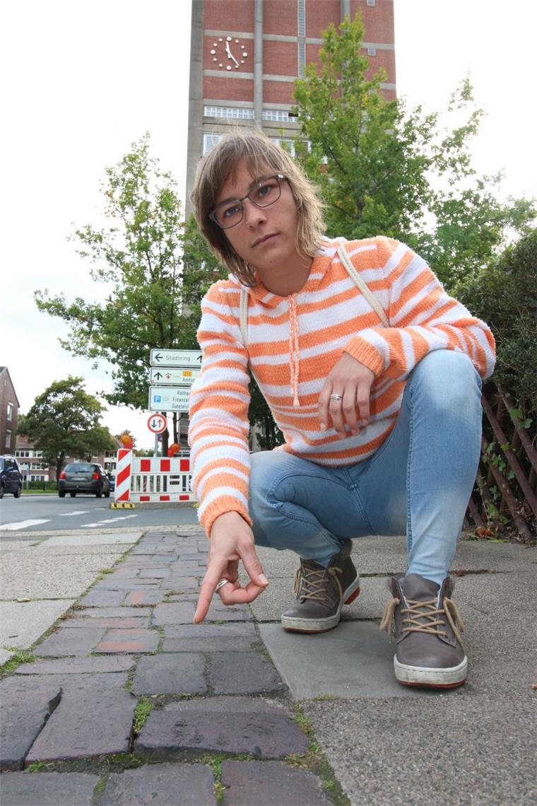 Rentner stürzt in Nordenham - und kaum jemand kümmert sich um ihn Rebecca Jacobs half dem verletzten Senior, der sich den Arm gebrochen hatte.