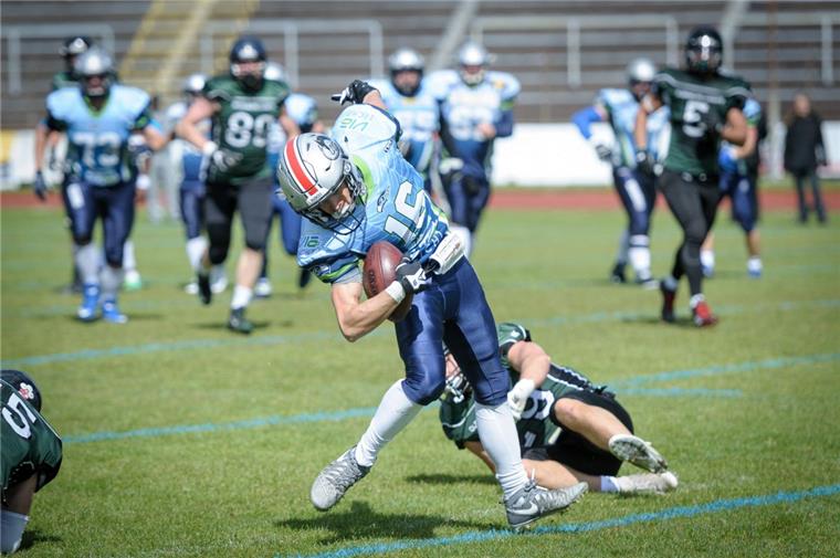 American Football: Seahawks wollen ersten Heimsieg holen Receiver Marcell Gerdes (links) und die Seahawks-Footballer wollen es am Sonntag gegen Wolfsburg besser machen als bei der Heimniederlage zum Saisonstart.
