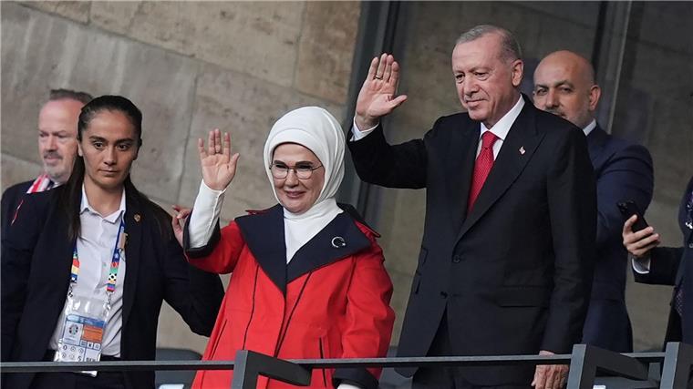 Auch Özil beim EM-Spiel der Türkei gegen die Niederlande Recep Tayyip Erdogan (2.v.r), Präsident der Türkei, und seine Frau Emine Erdogan winken vor dem Spiel auf der Tribüne.