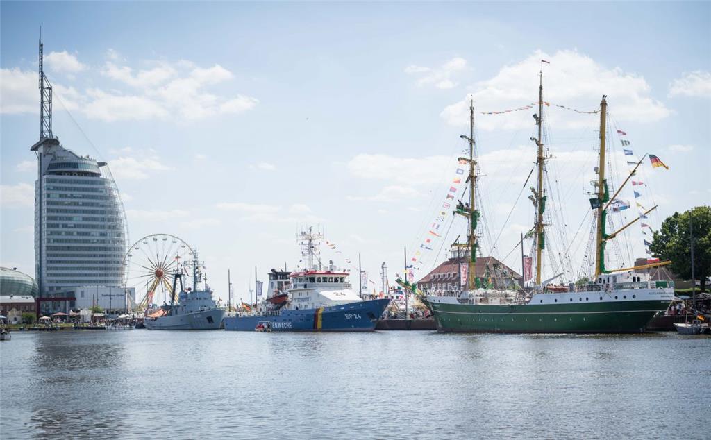 Rechts liegt die &quot;Alexander von Humboldt II&quot;. Seestadtfest 2018 in Bre...