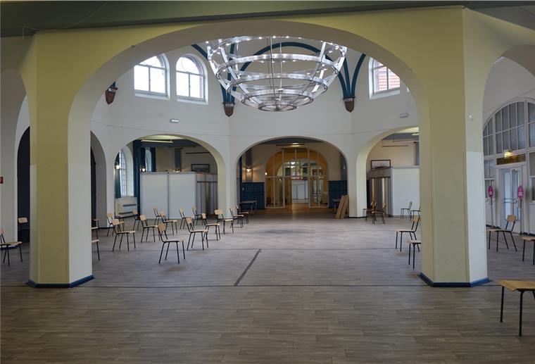 Impfzentrum in Cuxhaven startet wohl nicht vor Februar Rechts und links stehen die "Impfstraßen", jeweils vier Kabinen bereit, in der Mitte ist der Überwachungsbereich zu sehen: Die Hapag-Hallen sind zum Impfzentrum umgebaut. Foto: Bohlmann-Drammeh