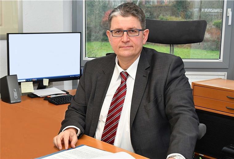 Rechtsanwalt Guido Wurtz in seinem Büro blickt in die Kamera