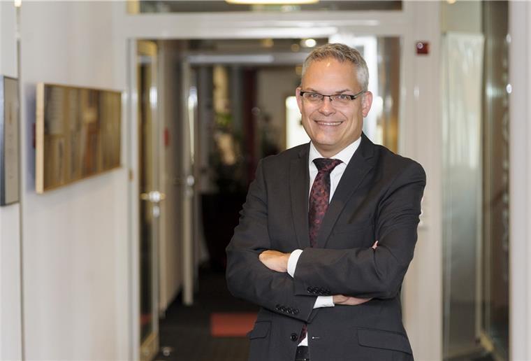Gibt es ein Auskunftsrecht, ob mein Zahnarzt geimpft ist? Rechtsanwalt Renke Havekost von der Kanzlei Dr. Schmel.