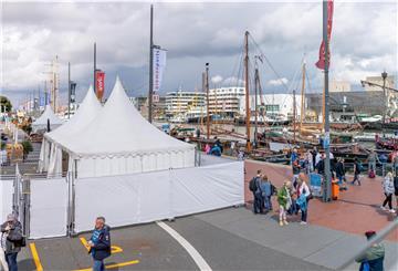 Ein Zelt am Hafen.