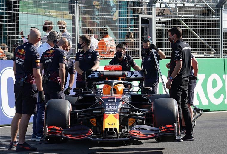 Formel 1: Verstappen holt Pole Position im Heimspiel Red Bull Mechaniker stehen um das Auto von Max Verstappen aus den Niederlanden vom Team Red Bull Racing Honda.