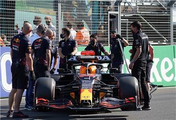 Red Bull Mechaniker stehen um das Auto von Max Verstappen aus den Niederlanden vom Team Red Bull Racing Honda.