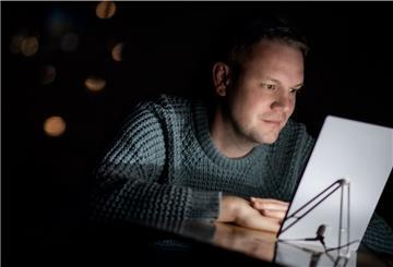 Redakteur Jens Gerke testet die Wirkung einer Tageslichtlampe zur dunklen Jahreszeit aus.