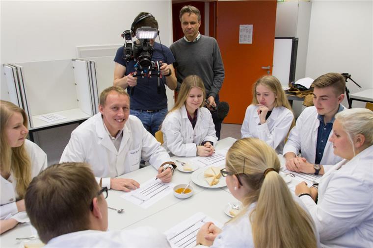 Bremerhavener Studenten testen für Stern-TV Honig Redakteur Michael Nieberg und Kameramann Dennis Mätzig (SternTV) mit Prof. Dr. Hauke Hilz und Studenten bei der Honigverkostung.
