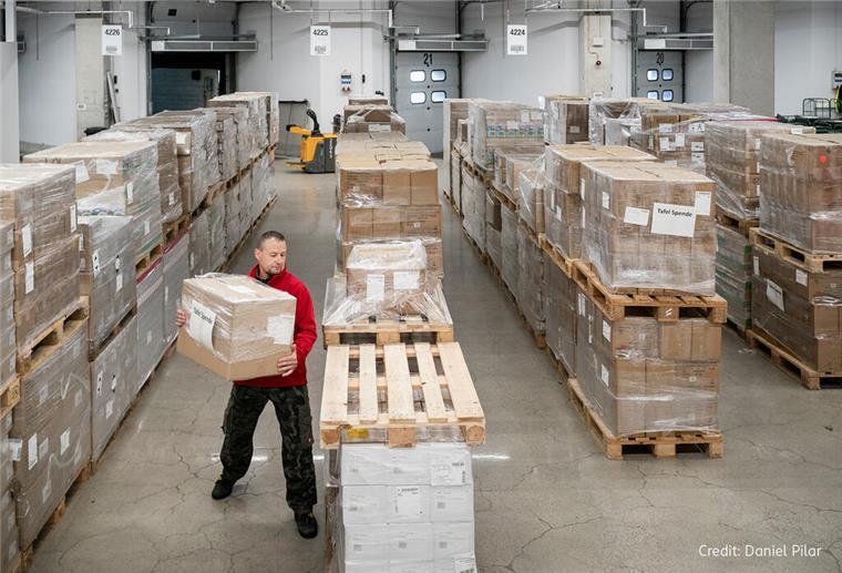 ROSSMANN spendet 2,89 Millionen Euro in Produkten an die Tafeln Regelmäßig erhalten Tafeln in ganz Deutschland Spenden von ROSSMANN, die sie an rund zwei Millionen bedürftige Menschen weitergeben. Dabei werden Großspenden über die ROSSMANN-Lagerstandorte koordiniert, während die Märkte direkt an nächstgelegene Tafelstandorte Produkte abgeben.
