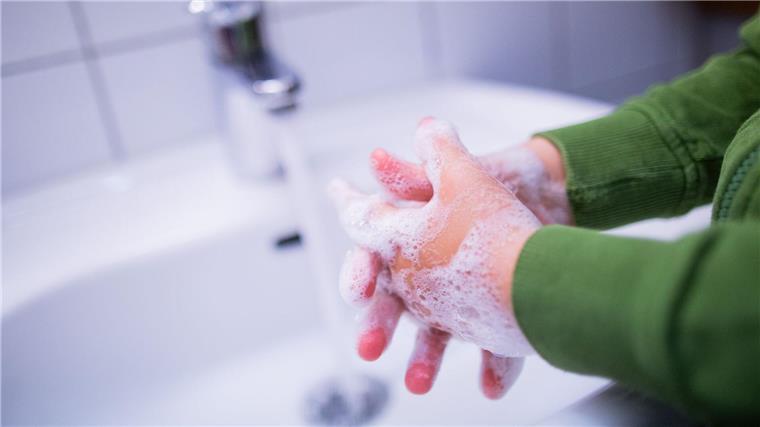 Heimatbund fordert Bleiuntersuchung auch für Kreis Göttingen Regelmäßiges und gründliches Händewaschen hilft, die Bleikonzentration im Blut zu verringern. (Symbolbild)