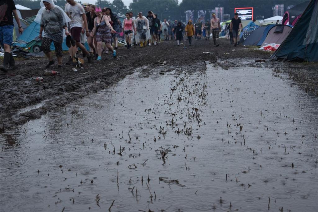 Regen und Schlamm dominieren derzeit beim Hurricane-Festival.