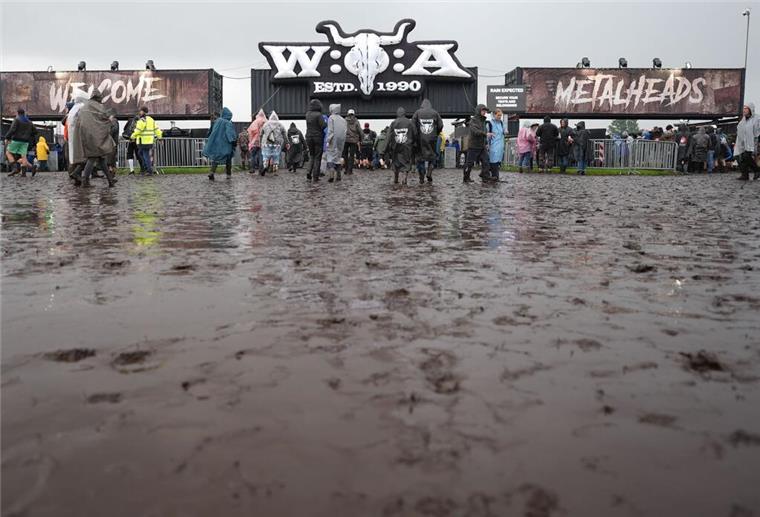 Regenmassen verwandeln Wacken in Schlammfeld Regenfälle haben den Boden des Festivalgeländes in Schlamm verwandelt.