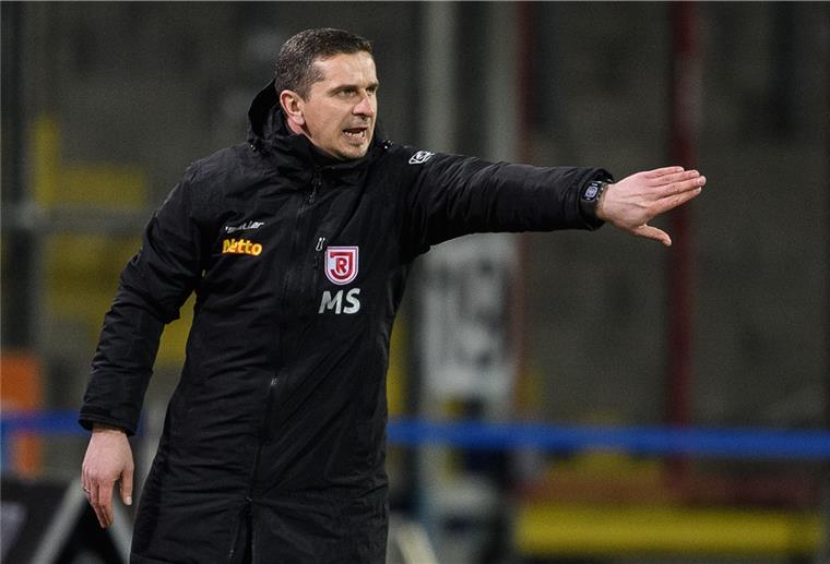 DFB-Pokal: Werder-Spiel vor Absage Fußball: 2. Bundesliga, Eintracht Braunschweig - SSV Jahn Regensburg, 22. Spieltag im Eintracht-Stadion. Regensburgs Trainer Mersad Selimbegovic gestikuliert am Spielfeldrand