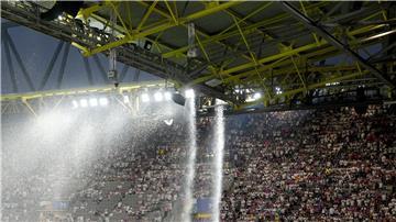 Regenwasser fließt vom Stadiondach.