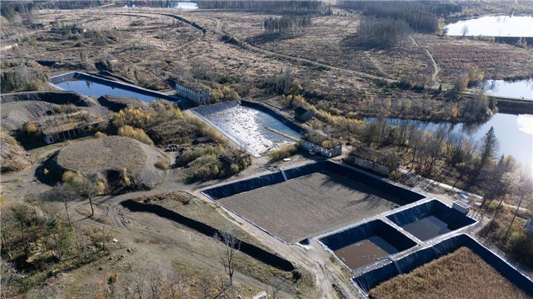 Größte Pflanzenkläranlage für giftige Chemikalien eröffnet Regenwasser wird über mehrere Becken geleitet und dort gefiltert.