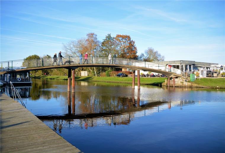 Bad Bederkesa: Sanierung der Brücke verzögert sich Reger Fußgängerverkehr herrschte in den letzten schönen Herbsttagen auf der Bogenbrücke in Bad Bederkesa, und so wird es auch über den Winter weiter möglich sein.