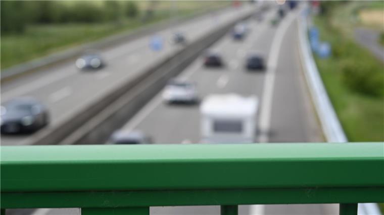 Pfingsten: Reger Rückreiseverkehr am Montag Reger Reiseverkehr herrscht auf der Autobahn 31 vorm Emstunnel in Fahrtrichtung Süden.