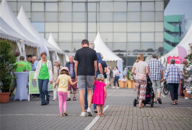 So lief der Klimastadttag in Bremerhavens Fischereihafen Reges Interesse herrscht an den einzelnen Ständen zum Thema Energie und Klima.