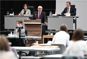 Regierungschef Andreas Bovenschulte (SPD) gibt in der Bürgerschaft eine Regierungserklärung zu den Corona-Maßnahmen ab.