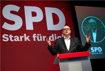 Mann am Rednerpult