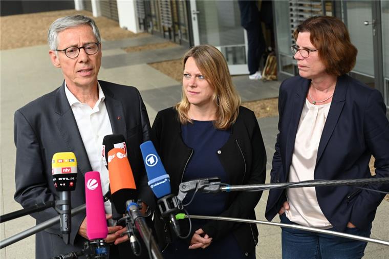 Neue Aufgaben im Senat für Bremerhavenerin Claudia Schilling Schlussspurt: Regierungschef Carsten Sieling (SPD), Maike Schaefer (Grüne) und Kristina Vogt (Linke) sind sich sicher: Die rot-grün-rote Koalition steht. Am Wochenende muss aber noch darum gerungen werden, was sich der Senat von jetzt erarbeiteten Zielen leisten kann.
